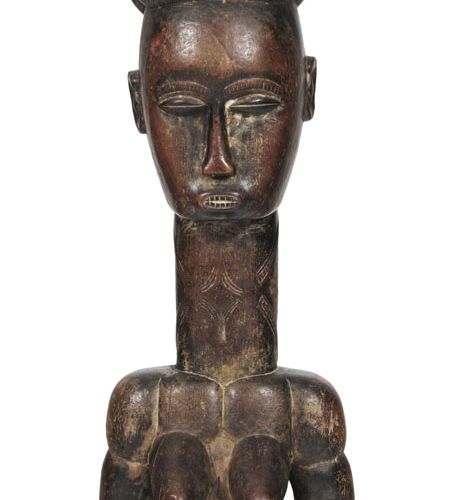 Null 大型阿尼族女性站立雕像，手臂与身体分离，向肚脐方向移动，颈部和腹部有伤痕，美丽的精雕细琢的三方头饰，硬木，有深棕色的铜锈，科特迪瓦，高93厘米出处：G&hellip;