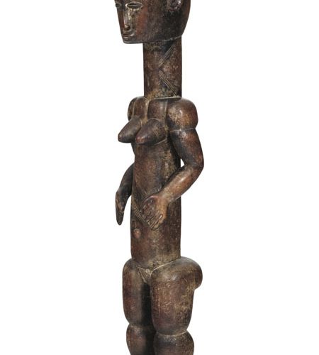 Null 大型阿尼族女性站立雕像，手臂与身体分离，向肚脐方向移动，颈部和腹部有伤痕，美丽的精雕细琢的三方头饰，硬木，有深棕色的铜锈，科特迪瓦，高93厘米出处：G&hellip;