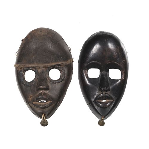 Null 2个Dan runner面具，木质，带有黑色和深棕色的铜锈，象牙海岸，高22.5和23厘米。这2个面具的下巴下都有一个用绳子连接的小铜铃证明：Géra&hellip;