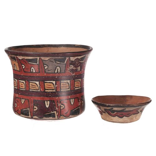 Null 2个多色赤土花瓶，纳斯卡文化，秘鲁，包括1个装饰有战利品头像的喇叭形高脚杯，高.10厘米，和1个小碗，装饰有鱼的浮雕，高。3厘米，直径8.3厘米