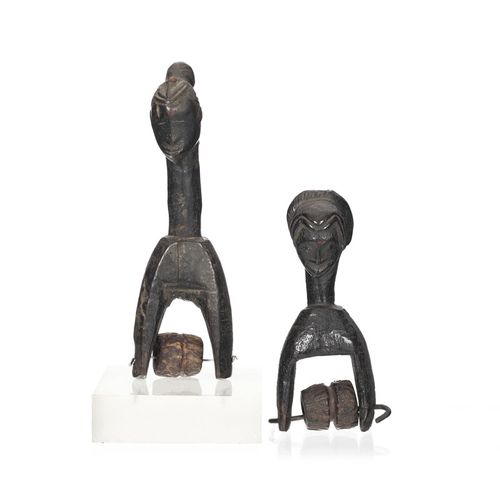 Null 2个Gouro拟人化的织布机滑轮脚蹬，每个都雕刻有一个精细的头部，木头上有深棕色的铜锈，铁和种子，科特迪瓦，13.5x6和18x5.5厘米出处：Gér&hellip;