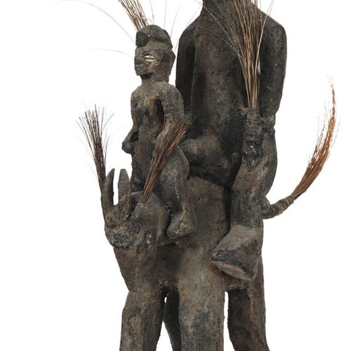 Null 巴马纳骑手和坐骑，木头上有结皮的铜锈，角，牛肝菌壳和马鬃，马里，高76厘米。雕塑由两个人物组成，一个较小的女人坐在主要骑手的前面。出处：Gérald和&hellip;