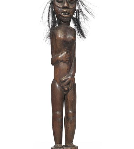 Null Dan或Géré雕像，代表一个站立的男人，一只手放在肚子上，另一只手围绕着他的性器，木头，动物毛发和骨头，象牙海岸，高。38厘米出处：Gérald和M&hellip;
