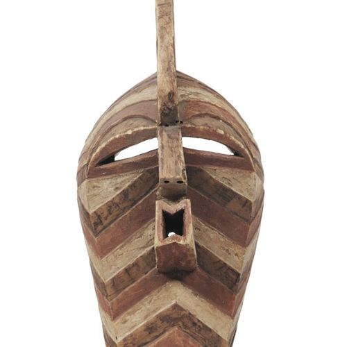 Null Kifwebe-Maske der Songyé mit eckigem, nach vorne gerichtetem Mund und einem&hellip;