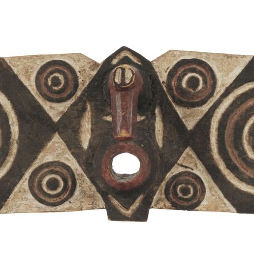 Null 布瓦变型木板面具，被称为蝴蝶或鸟类面具，木头和白色、黑色和红色颜料，布基纳法索，长185厘米。一个非常精美的面具，其两侧代表动物的翅膀，装饰有同心圆，&hellip;