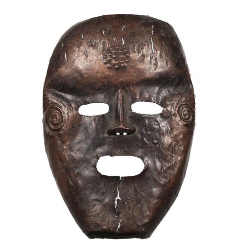 Null 罕见的Ngongo munene Dinga面罩，额头和太阳穴上有斑点，精细的回纹铜板，刚果民主共和国，高31厘米证明：Gérald和Muriel M&hellip;