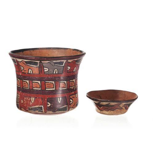 Null 2个多色赤土花瓶，纳斯卡文化，秘鲁，包括1个装饰有战利品头像的喇叭形高脚杯，高.10厘米，和1个小碗，装饰有鱼的浮雕，高。3厘米，直径8.3厘米