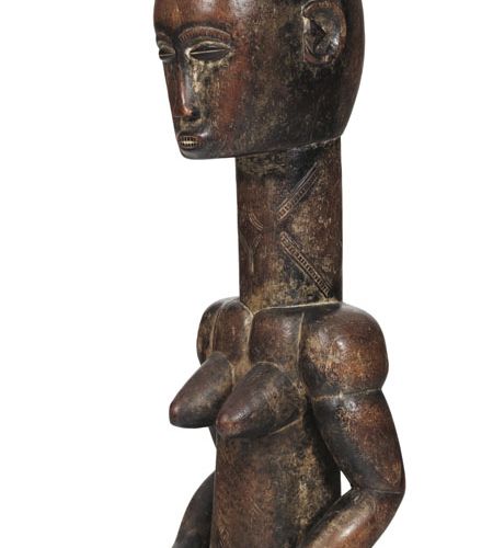 Null Große, stehende Anyi-Frauenstatuette, die Arme vom Körper getrennt, um sich&hellip;