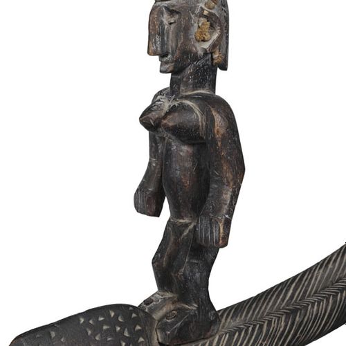Null Ti wara Bamana徽章，羚羊有水平的角，上面有一个站立的人物，木头有棕色的铜锈，马里，高59厘米，长61厘米。单独雕刻的头部由两个铁扣子连接&hellip;