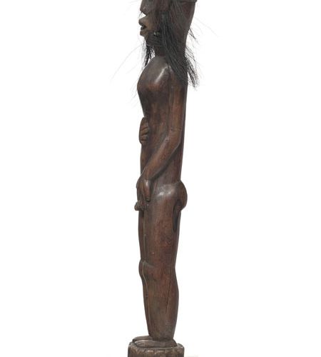Null Dan或Géré雕像，代表一个站立的男人，一只手放在肚子上，另一只手围绕着他的性器，木头，动物毛发和骨头，象牙海岸，高。38厘米出处：Gérald和M&hellip;
