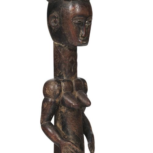 Null Große, stehende Anyi-Frauenstatuette, die Arme vom Körper getrennt, um sich&hellip;