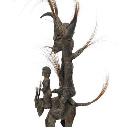 Null 巴马纳骑手和坐骑，木头上有结皮的铜锈，角，牛肝菌壳和马鬃，马里，高76厘米。雕塑由两个人物组成，一个较小的女人坐在主要骑手的前面。出处：Gérald和&hellip;