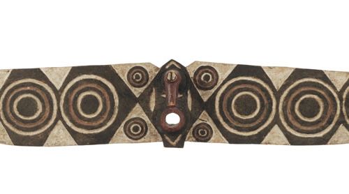 Null 布瓦变型木板面具，被称为蝴蝶或鸟类面具，木头和白色、黑色和红色颜料，布基纳法索，长185厘米。一个非常精美的面具，其两侧代表动物的翅膀，装饰有同心圆，&hellip;