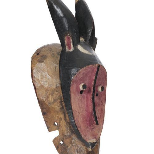 Null Baule变型面具，上面有两个角，雕刻着两只突出的圆眼睛，中间有一个垂直的薄鼻梁，硬木和颜料，象牙海岸，高。42厘米出处：Gérald和Muriel &hellip;