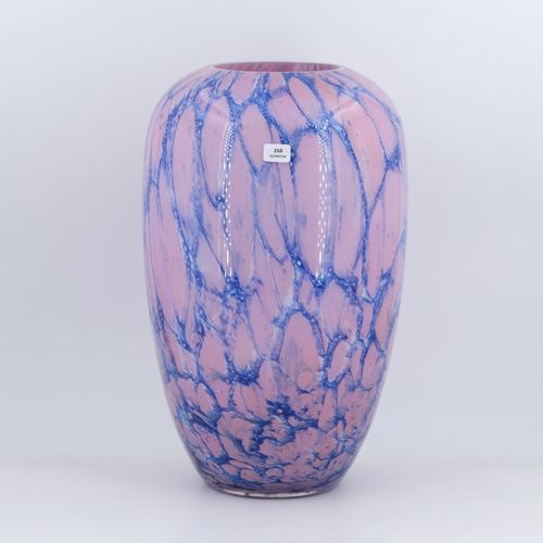 Null LA ROCHERE. Vase en cristal dans les tons rose et bleu. Haut. 30.