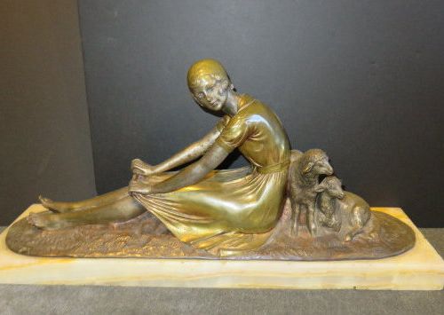 JOE DESCOMPS (1869-1950) Jeune fille assise aux deux moutons
Bronze doré, argent&hellip;