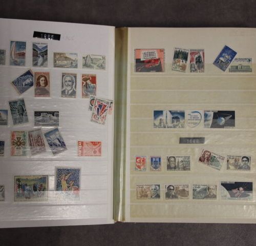 Null Un lot de 4 albums de timbres-poste de France neufs et oblitérés