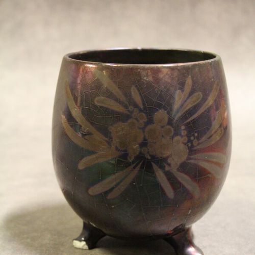 Null MONTIERES Vase ovoide reposant sur 3 petits pieds décor irisé de fleurs

Si&hellip;