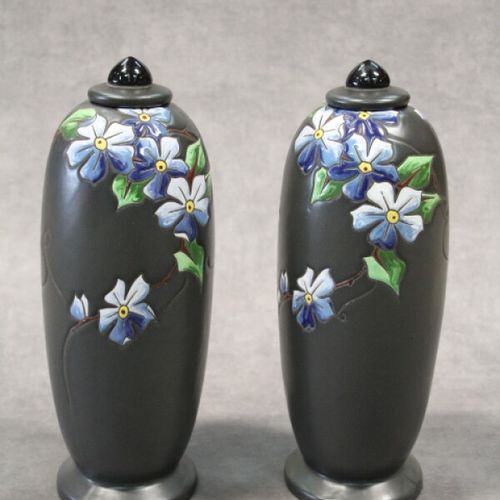 Null MONTIERES, paire de vases obus en terre cuite émaillée noir mat à motifs ém&hellip;