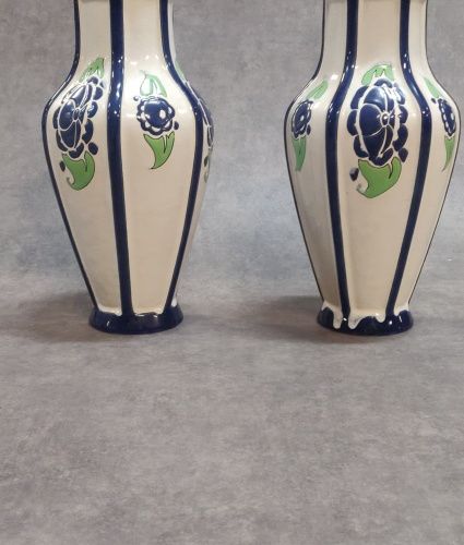 Null MONTIERES Paire de vases en faience à pans coupés fond blanc à décor de fle&hellip;