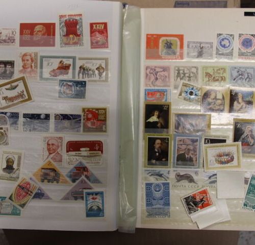 Null Un lot de timbres-poste du monde entier neufs et oblitérés dans 7 cartons