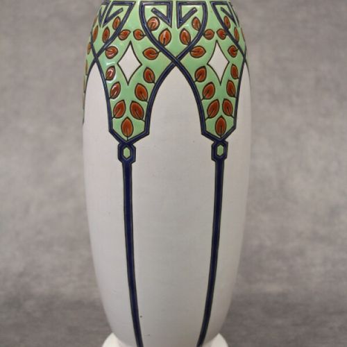 Null MONTIERES, vase de forme obus en faïence stannifère à décor émaillé polychr&hellip;