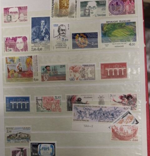 Null Un lot de 4 albums de timbres-poste de France neufs et oblitérés
