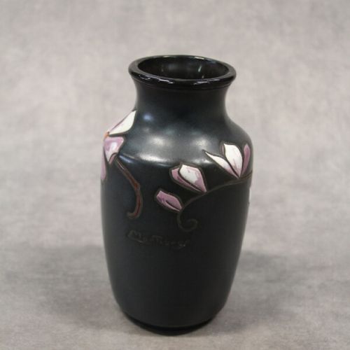 Null MONTIERES, petit vase tronconique à col évasé en terre cuite émaillée noir &hellip;