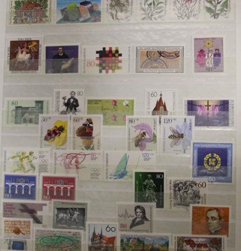 Null Un lot de timbres-poste du monde entier neufs et oblitérés dans 7 cartons