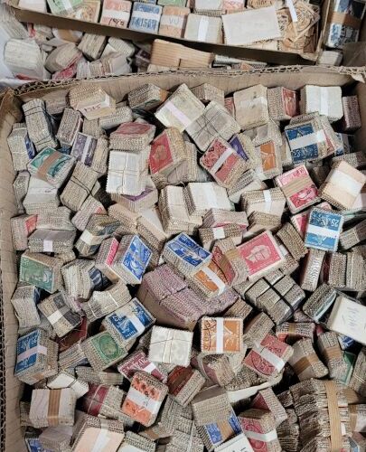 Null 1 lot de plus de 550 000 timbres du monde entier , principalement en bottes&hellip;