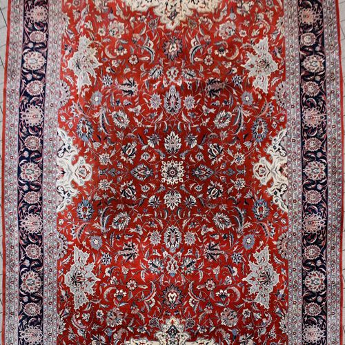 Carpet 
Large and old Iranian oriental carpet. Some stains. 
Dimensions : 412 cm&hellip;