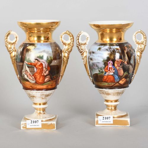 Paire de vases Empire ansés en porcelaine polychrome et or à décor de scènes rel&hellip;