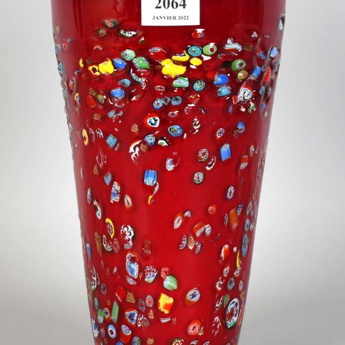 Vase en verre doublé rouge et décor de bonbons multicolores en inclusion 
Hauteu&hellip;