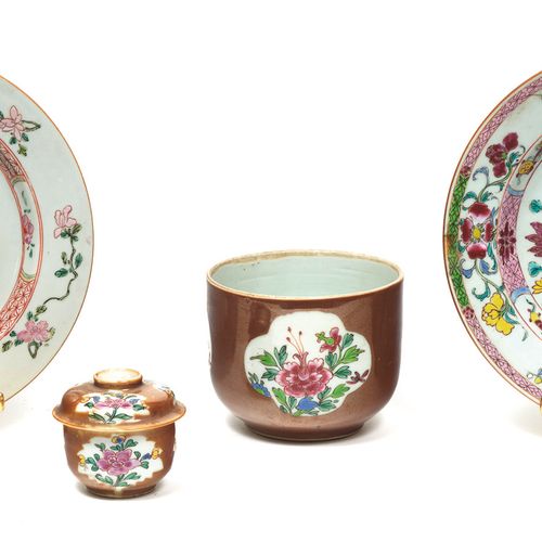 Null 中国，印度公司 - 钱隆时期 (1736 - 1795)
一套粉彩珐琅彩瓷器，包括： 
- 一盘饰牡丹和蝴蝶，一盘饰十字架和吉祥物。(碎片）直径 22&hellip;