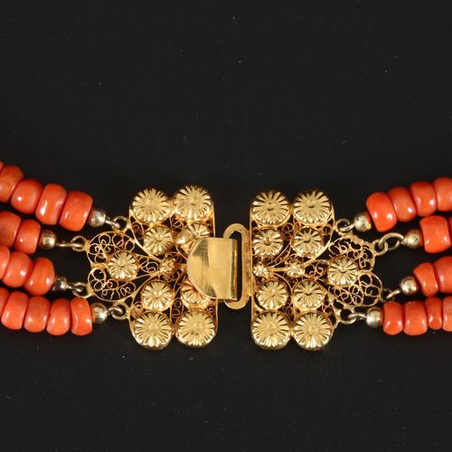 Antique red coral necklace with gold lock. Collier en bois massif antique à 4 br&hellip;