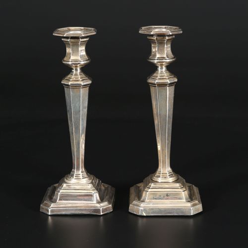 Pair of English silver one-light candlesticks Un par de motores de explosión par&hellip;