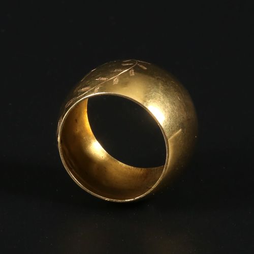 Gouden ‘tonne’ ring. Bague "tonne".

Rond 1900.

Taille 1,6 cm. Poids 6 grammes.