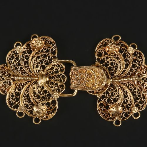 Zeeland, gold necklace lock. Zeeuwse gouden kraalhaak, ca. 1875 

18-krt. (=0,75&hellip;