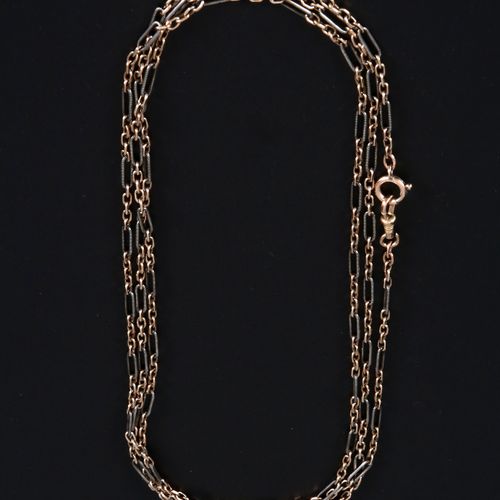 Gold link chain with gold pendant. 巨大的吊架上有一个巨大的裂缝。

14英寸长。

长度：44厘米。

重量：5.4克


&hellip;