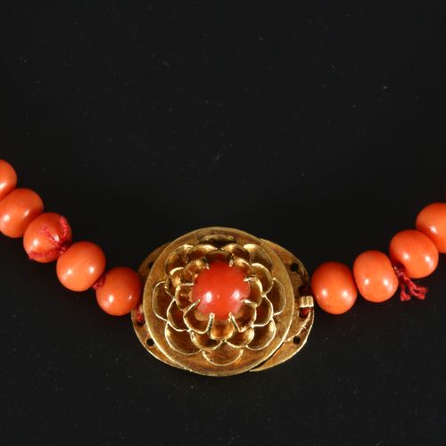 Antique red coral necklace with gold lock. Collier en bois de rose antique de Ze&hellip;