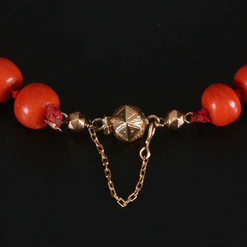 Antique red coral necklace, ca. 1900 Collier en cuir de boeuf antique de Zeeuws,&hellip;