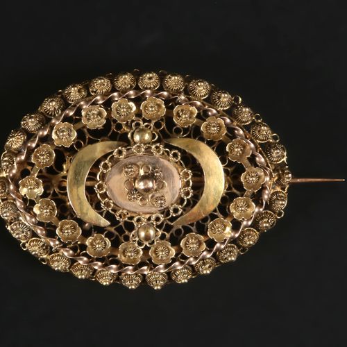 Antique oval Zeeland gold man's brooch, around 1900 Broche en bois massif de l'a&hellip;