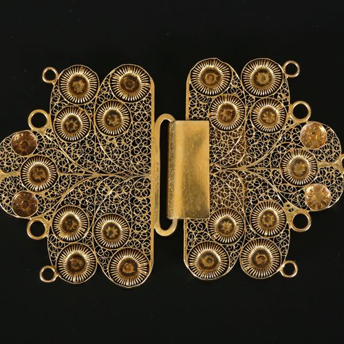 Zeeland, gold necklace lock. Panier à linge en bois, vers 1875 

Achterslot" de &hellip;