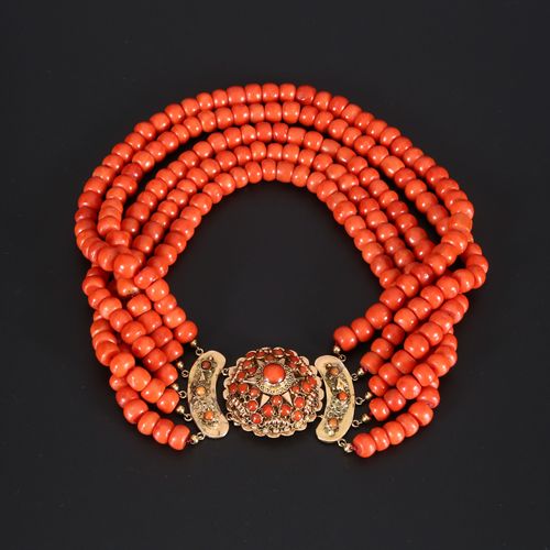 Antique red coral necklace with gold lock. Collier antiek 5-rijen bloedkoraal, c&hellip;