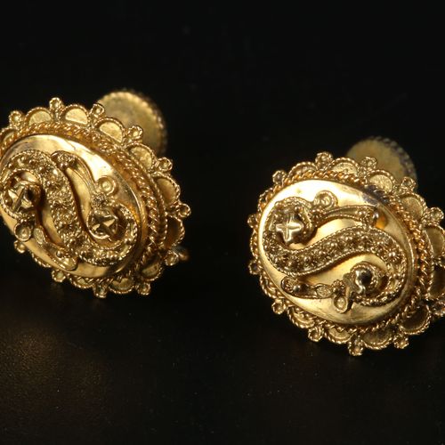 Pair of gold earrings, ca. 1900 Stel gouden oorhangers, rond 1900

En forme de '&hellip;