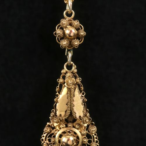 Gold chain with filigree pendant. 巨大的水箱和丝状的衣架。

19世纪初的14个大衣架，带有罐头盒。

重量：6.3克。

衣&hellip;