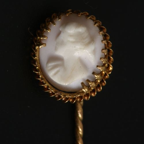 Antique gold pin, set with small cameo. Boucle d'oreille antique, avec une petit&hellip;