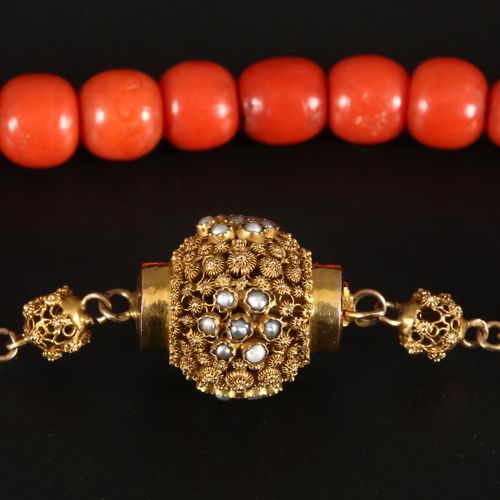 Zeeland, antique red coral necklace with gold lock Collier antieke Zeeuws bloedk&hellip;