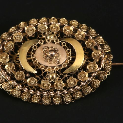 Antique oval Zeeland gold man's brooch, around 1900 Broche en bois massif de l'a&hellip;