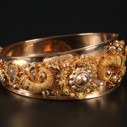 Antique gold bracelet, ca. 1850. Brassard Fraaie antiek Westfriese gouden, ca. 1&hellip;